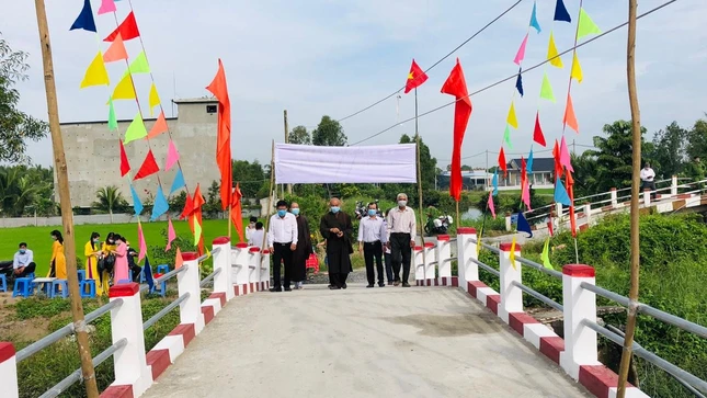 Cầu Lục Hòa được đưa vào sử dụng giúp bà con xã Tân Hòa trong sinh hoạt đời sống - Ảnh: TQ