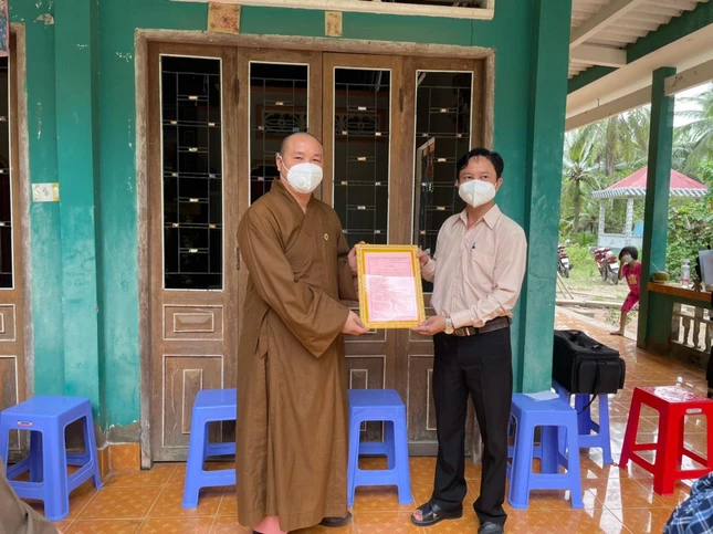 Thượng tọa Thích Trí Thọ nhận thay mặt Ban Trị sự Phật giáo tỉnh nhận Giấy ghi nhận của lãnh đạo địa phương