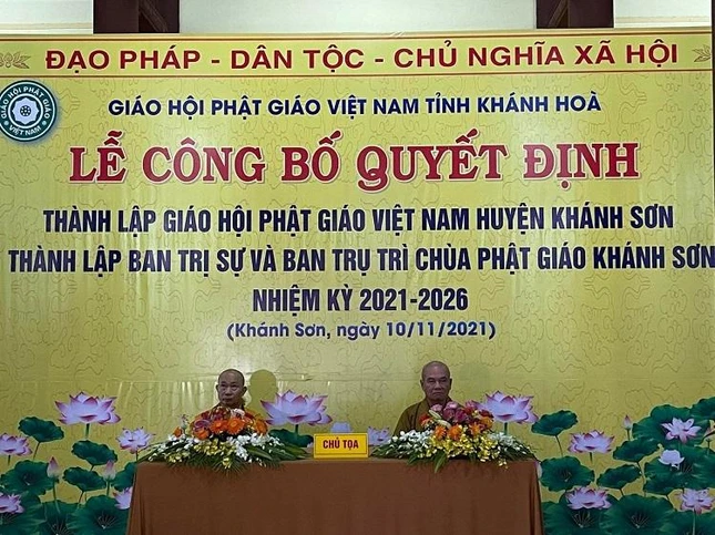 Chư tôn đức chủ tọa hội nghị