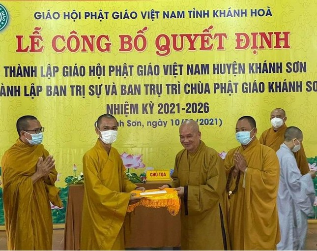 Hòa thượng Thích Minh Thông trao con dấu đến Đại đức Thích Thanh Tri