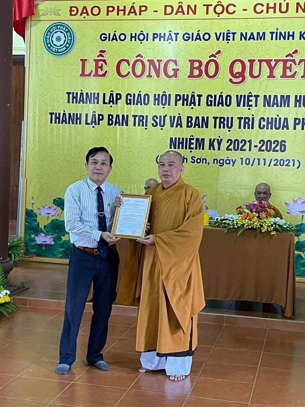 Ông Nguyễn Hữu Dinh trao Quyết định số 1720/QĐ-UBND của Ủy ban Nhân dân tỉnh, về việc chấp thuận cho Ban Trị sự Phật giáo tỉnh thành lập Ban Trị sự Phật giáo huyện Khánh Sơn đến Thượng tọa Thích Thiện Phước