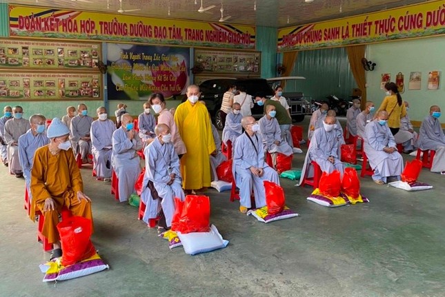 Hỗ trợ chư Ni khu ngoại viên Thường Chiếu, huyện Long Thành