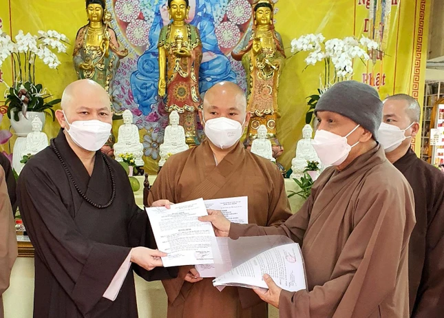 Hòa thượng Thích Hạnh Ngộ trao quyết định đến Thượng tọa Thích Minh Bảo, Trưởng ban Trị sự quân 4 và Thượng tọa Thích Thị Trụ, Phó Thường trực Ban Trị sự quận