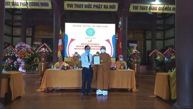 Ông Nguyễn Hữu Dinh trao quyết định của UBND tỉnh về việc thành lập GHPGVN huyện Khánh Vĩnh đến đại diện Ban Trị sự Phật giáo tỉnh