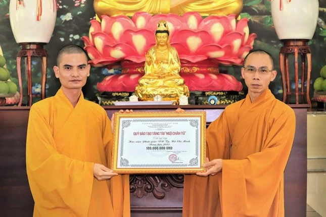 Thượng tọa Thích Phước Lượng, đại diện Ban Quản viện nhận cúng dường từ đại diện chùa Hoằng Pháp