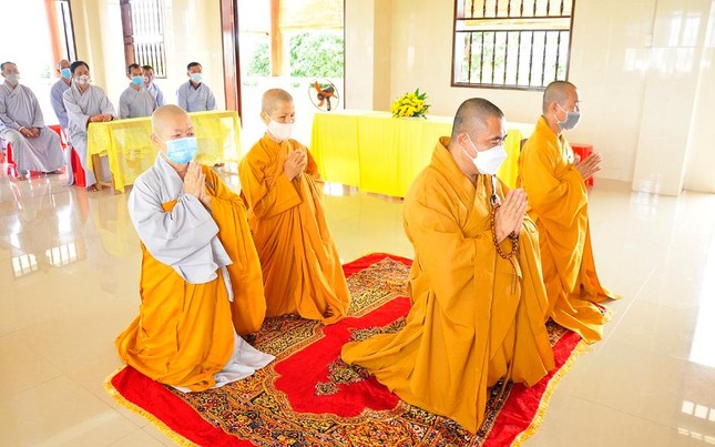 Tân Ban Trị sự thị xã Kiến Tường lắng nghe lời đạo từ của Hòa thượng Thích Minh Thiện