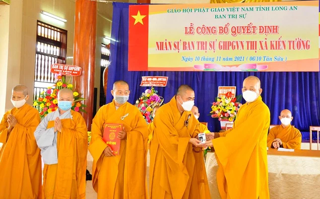 Hòa thượng Thích Minh Thiện trao con dấu đến Đại đức Thích Hóa Minh, Trưởng ban Trị sự