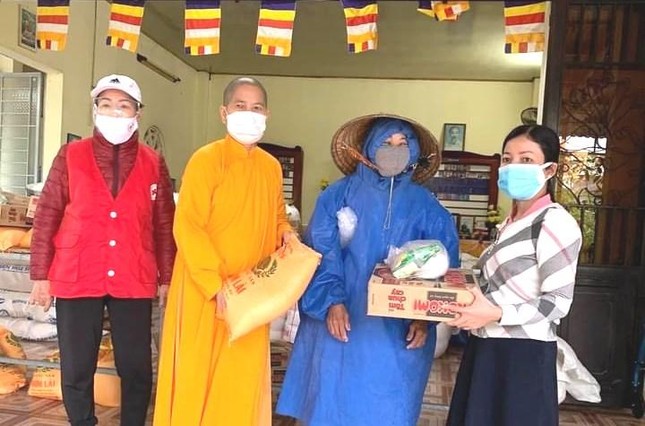 Ni sư Thích nữ Bảo Liên trao quà đến bà con bị ảnh hưởng mưa bão
