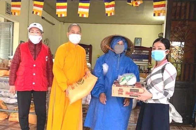 Ni sư Thích nữ Bảo Liên trao quà đến bà con bị ảnh hưởng mưa bão