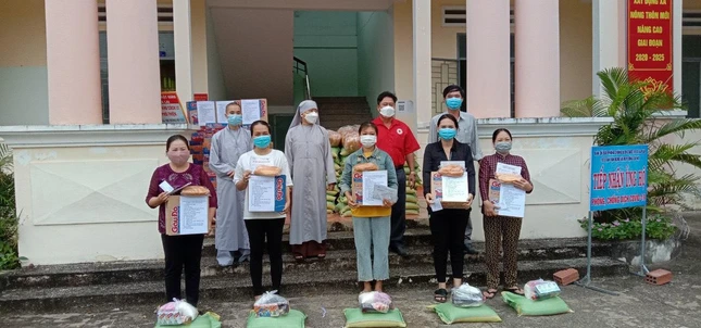 Trao quà đến đại diện các gia đình