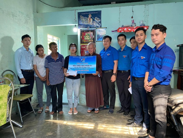 Đại diện Phật giáo Đà Nẵng cùng Hội Liên hiệp Thanh niên Đà Nẵng trao kinh phí 50 triệu đồng xây dựng “Ngôi nhà nhân ái” cho gia đình em Đinh Ngọc Trâm Đại diện Phật giáo Đà Nẵng cùng Hội Liên hiệp Thanh niên Đà Nẵng trao kinh phí 50 triệu đồng xây dựng “Ngôi nhà nhân ái” cho gia đình em Đinh Ngọc Trâm