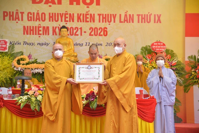 Hòa thượng Thích Quảng Tùng trao Bằng tuyên dương công đức đến Thượng tọa Thích Tục Hạnh Hòa thượng Thích Quảng Tùng trao Bằng tuyên dương công đức đến Thượng tọa Thích Tục Hạnh