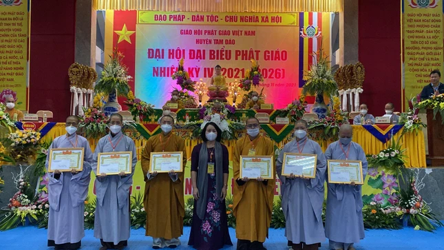Chư Tăng Ni nhận Bằng khen của UBND huyện Tam Đảo