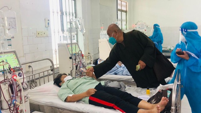Hòa thượng Thích Chơn Tịnh đã trao quà đến bệnh nhân đang chạy thận - Ảnh: TQ Hòa thượng Thích Chơn Tịnh đã trao quà đến bệnh nhân đang chạy thận - Ảnh: TQ