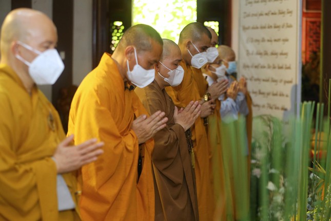 Nhờ năng lực cầu nguyện của chư Tăng cầu nguyện người quá vãng siêu thoát