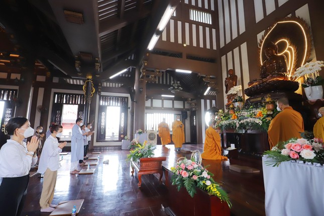 Chư tôn đức đã cử hành lễ khai kinh cúng Phật và lễ cầu siêu cung tiến chư hương linh