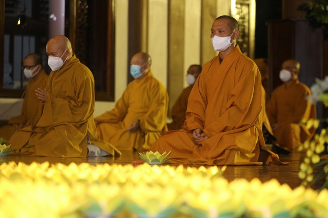 Chư tôn đức thành tâm cầu nguyện