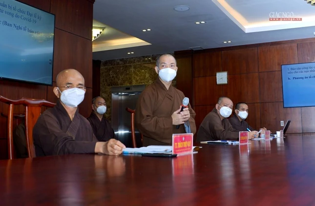 Thượng tọa Thích Quang Thạnh góp ý kiến tại buổi họp Thượng tọa Thích Quang Thạnh góp ý kiến tại buổi họp