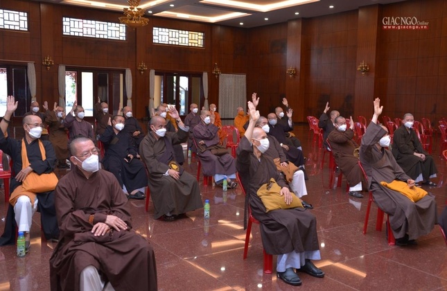 Chư tôn đức biểu quyết thống nhất thông qua danh sách nhân sự Lâm thời Ban Trị sự Phật giáo TP.Thủ Đức