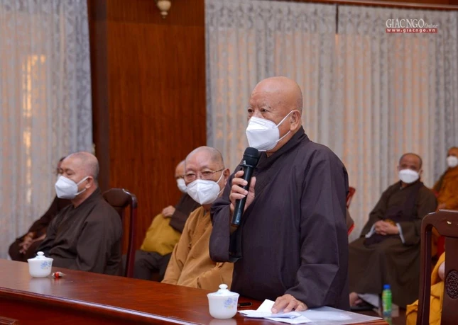 Hòa thượng Thích Thiện Minh góp ý kiến tại buổi họp Hòa thượng Thích Thiện Minh góp ý kiến tại buổi họp