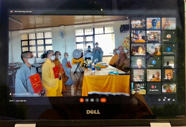 Chư Tăng Ni nhận bằng tốt nghiệp tri ân chư tôn đức giáo phẩm Ban Giám hiệu