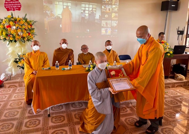 Trao Bằng khen đến Ni sinh đã có thành tích trong học tập