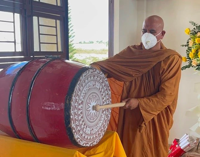 Thượng tọa Thích Giác Duyên đánh 3 hồi trống tựu trường, khai giảng năm học mới