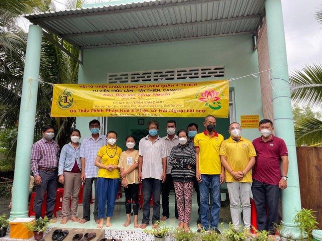 Hội Từ thiện chùa Tường Nguyên đã bàn giao nhà tình thương đến hộ nghèo - Ảnh: TQ