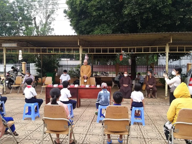 Thượng tọa Thích Tâm Nguyên đã ân cần nhắc nhở các em học sinh tại buổi trao quà