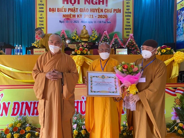 Hòa thượng Thích Hồng Châu nhận Bằng Tuyên dương công đức của Giáo hội tỉnh Gia Lai
