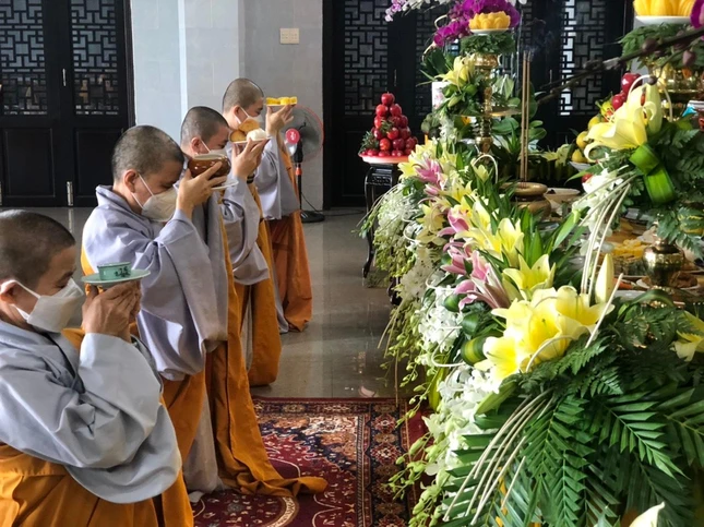 Chư Ni dâng tịnh thực cúng dường - Ảnh: K.S