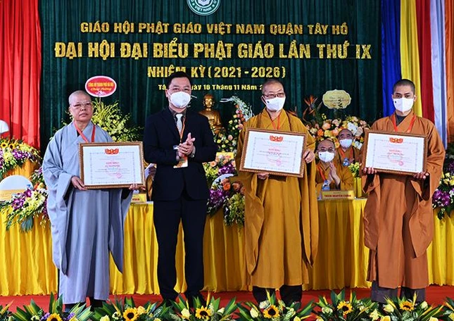 Ủy ban MTTQVN TP.Hà Nội trao Bằng khen đến 1 tập thể và 2 cá nhân Ủy ban MTTQVN TP.Hà Nội trao Bằng khen đến 1 tập thể và 2 cá nhân