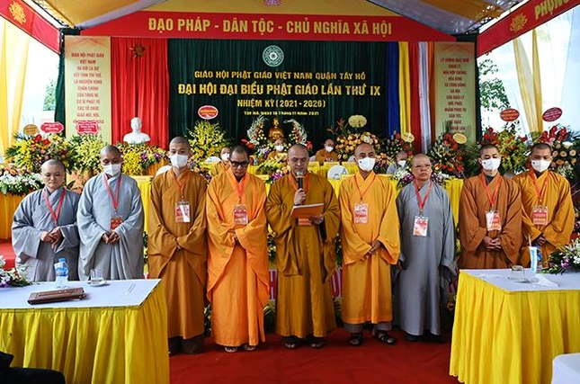 Tân Ban Trị sự nhận ra mắt đại hội, Đại đức Thích Nguyên Chính đọc phát nguyện nhận nhiệm vụ Tân Ban Trị sự nhận ra mắt đại hội, Đại đức Thích Nguyên Chính đọc phát nguyện nhận nhiệm vụ