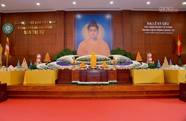 Ban thờ chư hương linh được tôn trí trang nghiêm tại Việt Nam Quốc Tự