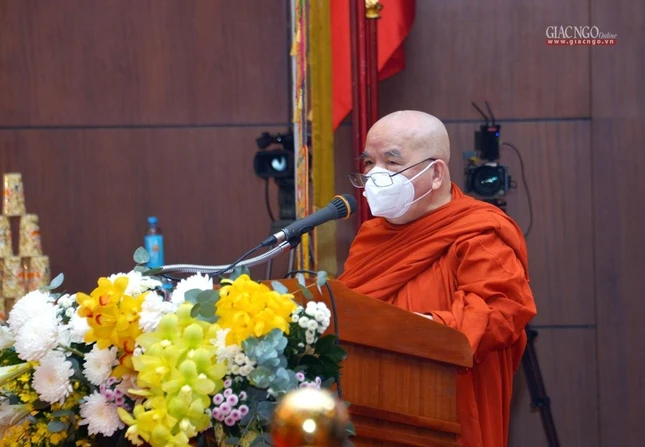 Hòa thượng Thích Thiện Tâm đọc lời cảm tạ kết thúc phần lễ đại chúng