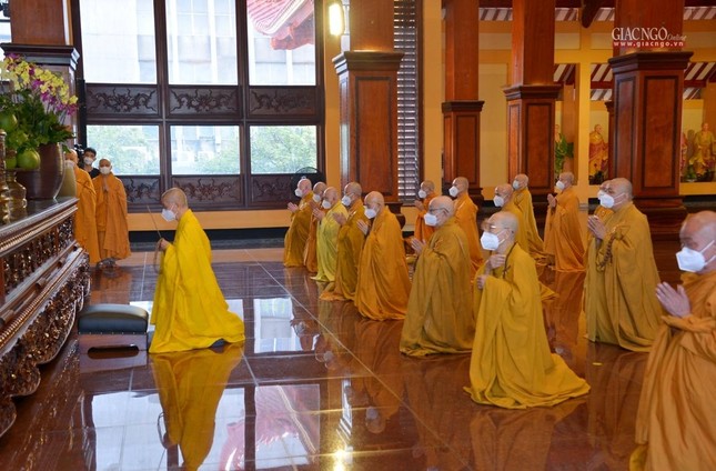 Chư tôn đức thành kính niêm hương Tam bảo tại chánh điện Việt Nam Quốc Tự Chư tôn đức thành kính niêm hương Tam bảo tại chánh điện Việt Nam Quốc Tự