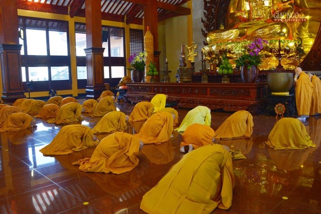 Chư Tăng thành kính đảnh lễ Tam bảo Chư Tăng thành kính đảnh lễ Tam bảo