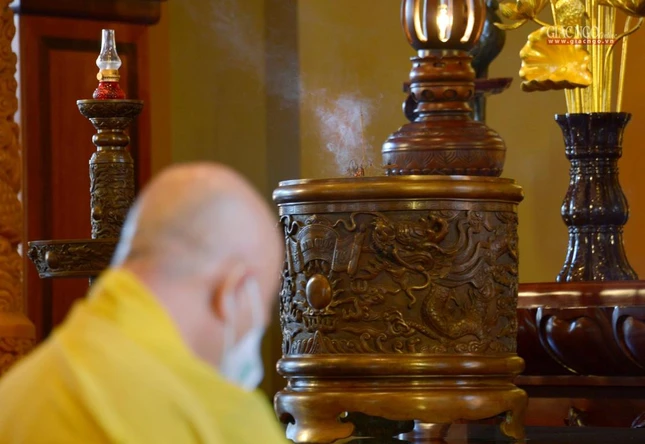 Như luật Phật chế định, mỗi tháng hai kỳ, chư Tỳ-kheo tụ họp lại tại một trú xứ thực hiện nghi thức bố-tát