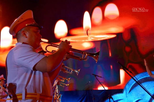 Trỗi khúc nhạc ai hoài thành kính tưởng niệm các chiến sĩ, lực lượng tuyến đầu tử vong vì Covid-19