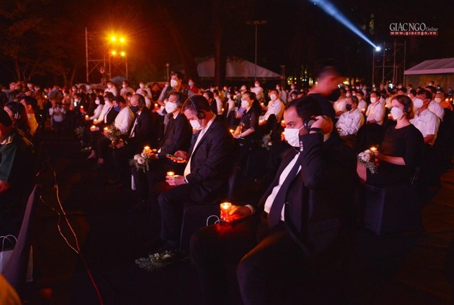 Đại diện Đảng, Chính phủ, Bộ, ban, ngành Trung ương, TP.HCM thắp nến tưởng niệm, cầu nguyện trong âm ba tiếng nhạc ai hoài tiễn biệt người đã khuất