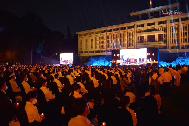 Thành kính tưởng niệm đồng bào tử vong, cán bộ, chiến sĩ đã hy sinh trong đại dịch Covid-19 chưa từng có tiền lệ, với niềm tiếc thương vô hạn