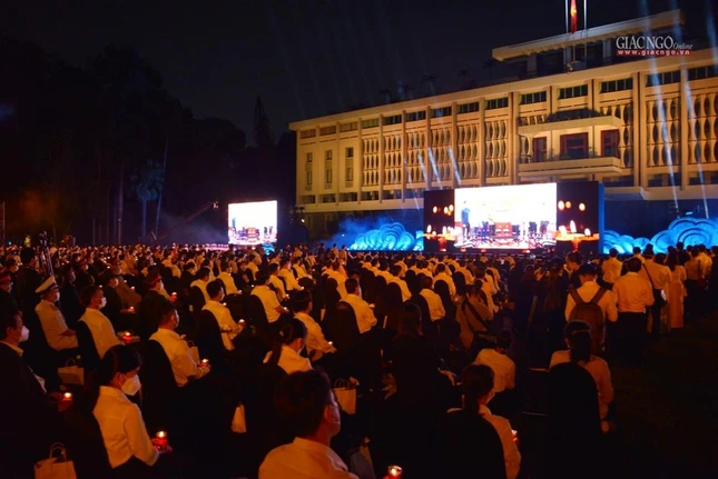 Thành kính tưởng niệm đồng bào tử vong, cán bộ, chiến sĩ đã hy sinh trong đại dịch Covid-19 chưa từng có tiền lệ, với niềm tiếc thương vô hạn