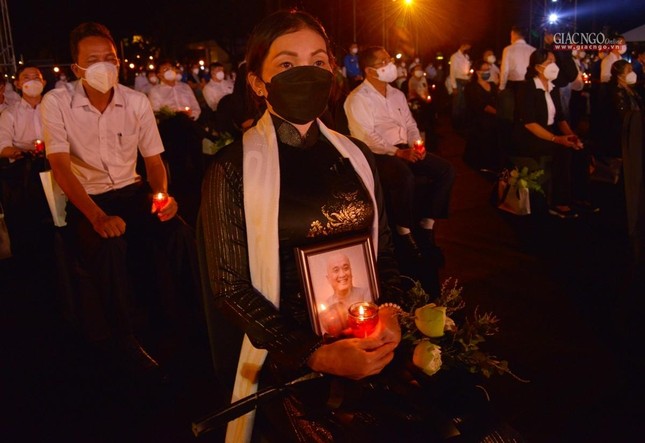 Người thân Phật tử Anh Vũ Quốc Cường, pháp danh Tuệ Hiếu đưa di ảnh anh đến lễ tưởng niệm