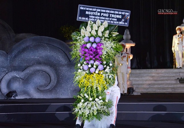 Ông Nguyễn Phú Trọng gởi vòng hoa tưởng niệm
