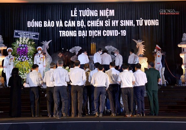 Đại diện Đảng, Nhà nước, Bộ, ngành trung ương, Thành ủy TP.HCM thực hiện nghi thức tưởng niệm