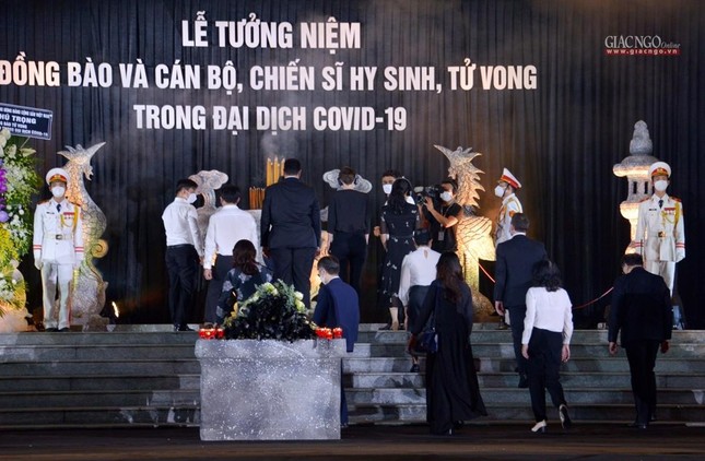 Lãnh đạo, nguyên lãnh Đảng, Chính phủ, Bộ, ban, ngành Trung ương, TP.HCM, các tỉnh thành thắp hương tưởng niệm