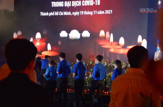 Dâng hoa tưởng niệm