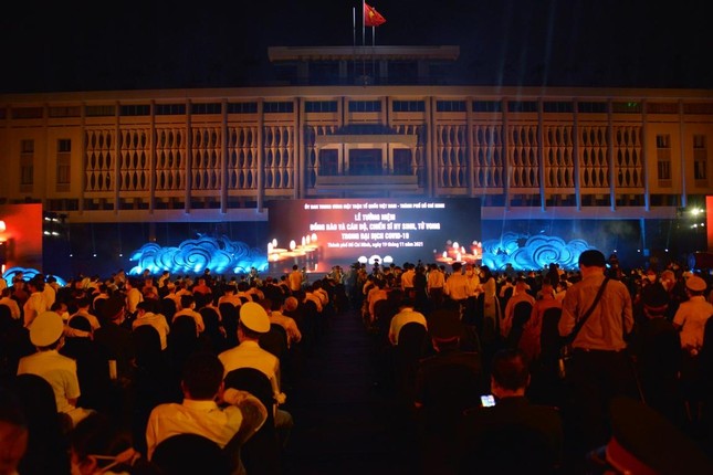 8g 45 đồng loạt tại TP.HCM, nhiều địa phương đã tắt đèn, thắp nến, thả hoa đăng tưởng niệm