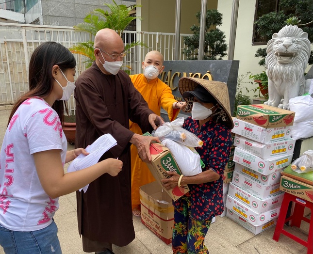 Trao quà đến người bán vé số khó khăn - Ảnh: M.Tuyền