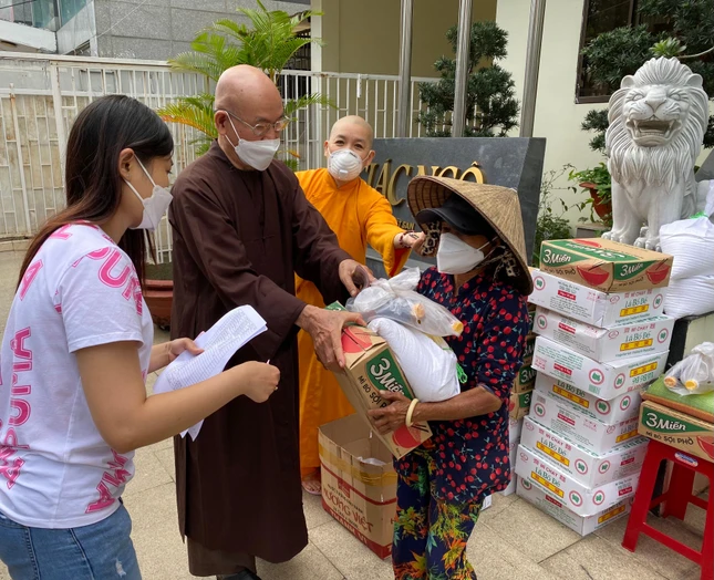 Trao quà đến người bán vé số khó khăn - Ảnh: M.Tuyền Trao quà đến người bán vé số khó khăn - Ảnh: M.Tuyền